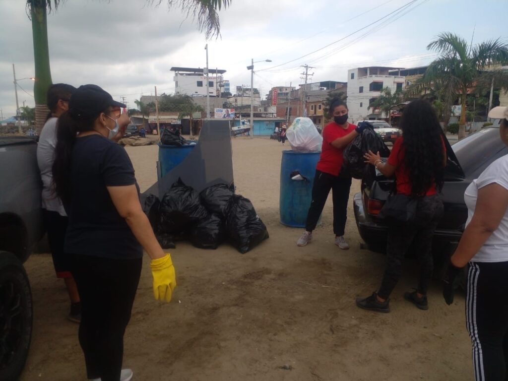 Basura acumulada en las playas de Jaramijó