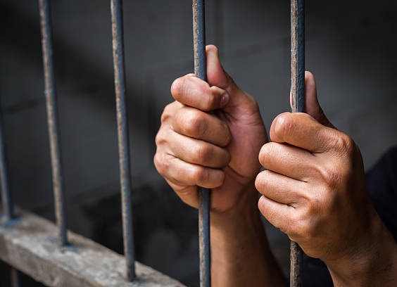 A un expolicía lo sentenciaron a 17 años de prisión, y un exfiscal a ocho, por el asesinato de Elvis Saúl Ch. D. en la provincia de Orellana.