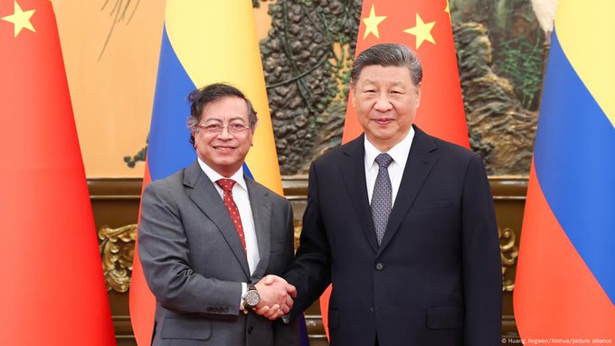 Xi Jinping y Gustavo Petro, este miércoles en Pekín.