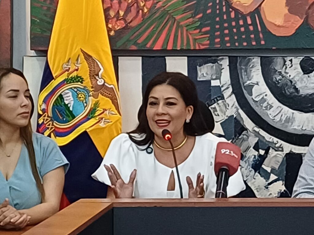 Clarita Hinojosa afirma que sigue siendo parte activa de Revolución Ciudadana y que no ha sido notificada oficialmente de su separación.