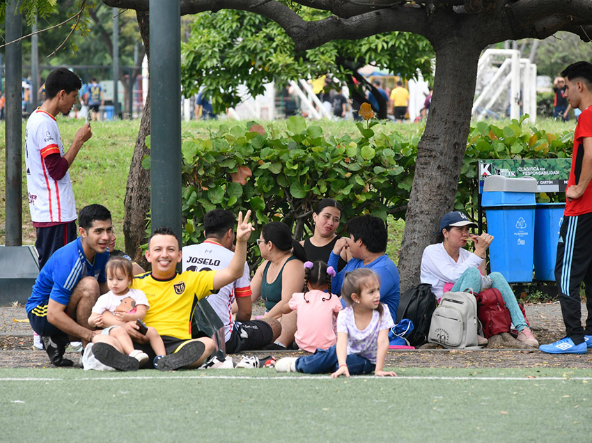 Miles de personas han acudido a los parques municipales de Guayaquil durante el feriado del 24 de mayo.
