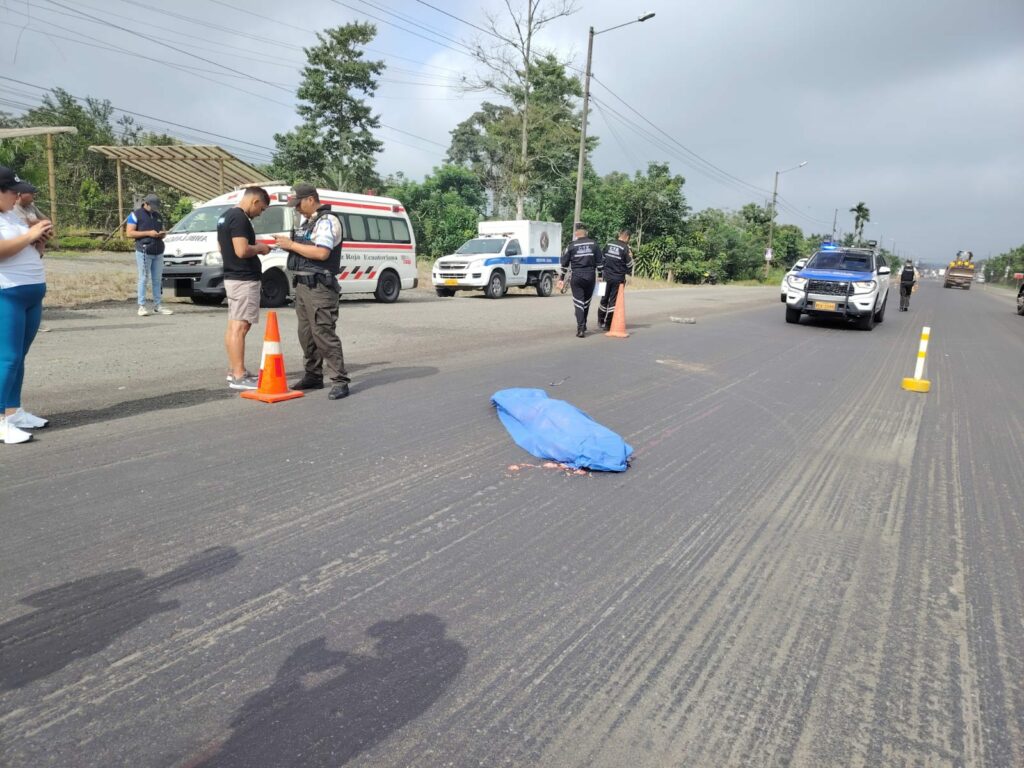 Hombre fallece atropellado en la vía Santo Domingo - Quevedo