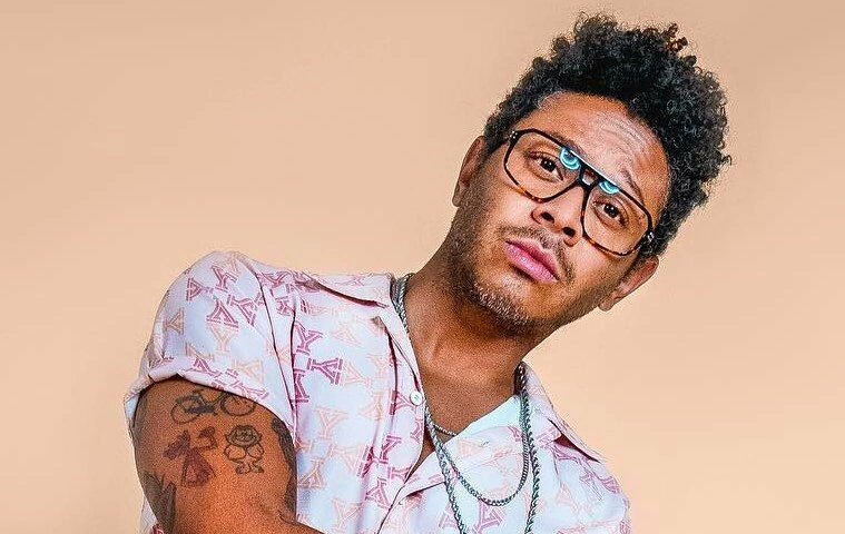 Kalimba, conocido por su voz única, nunca soñó con ser cantante; su pasión inicial era el fútbol