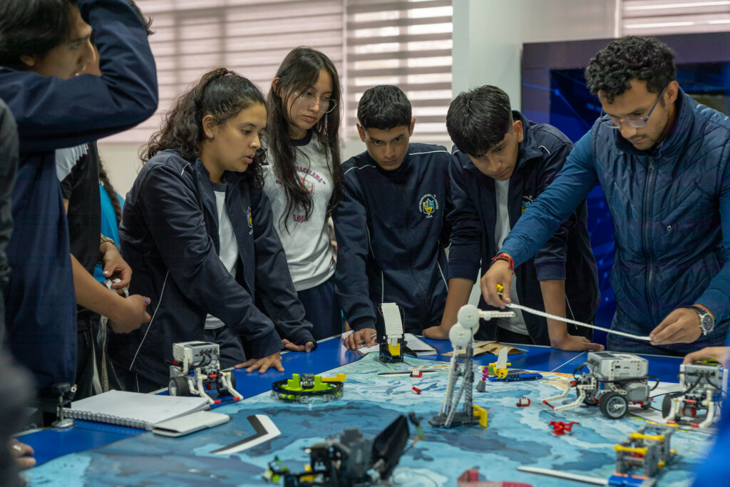 Durante semanas, los equipos trabajaron en sus aulas, laboratorios o incluso desde casa y combinaron conocimientos de ciencia, creatividad y trabajo colaborativo.