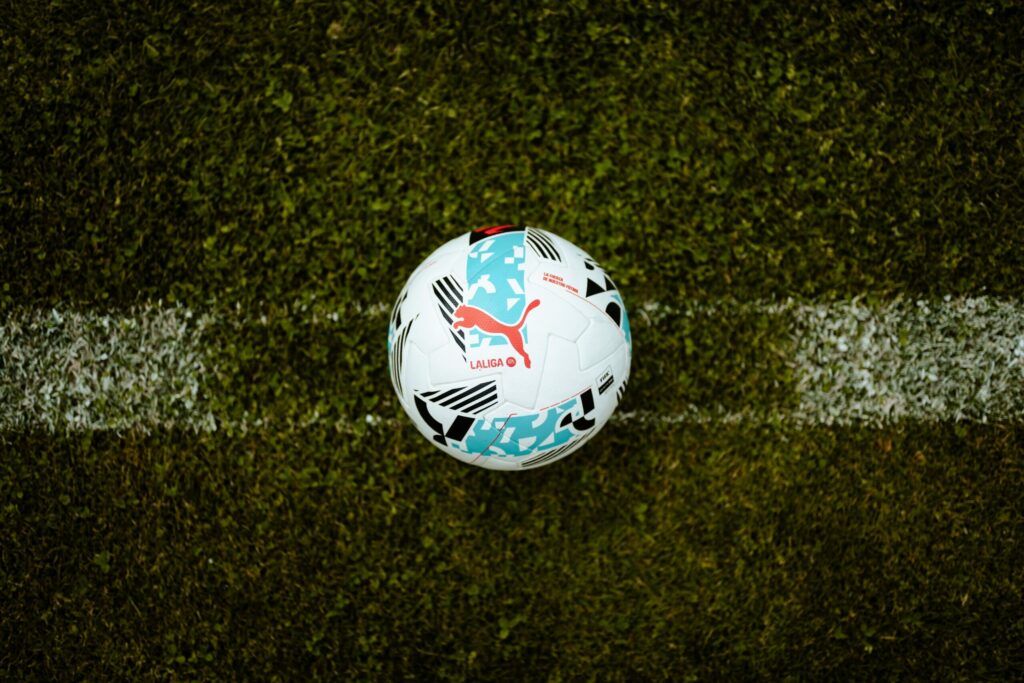 LaLiga y Puma presentan el balón para la temporada 2025-2026 con "nuevos colores" y "una estética más depurada"