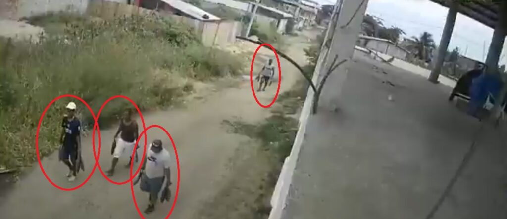 Los detenidos fueron grabados por cámaras de seguridad después del atraco del pescado.