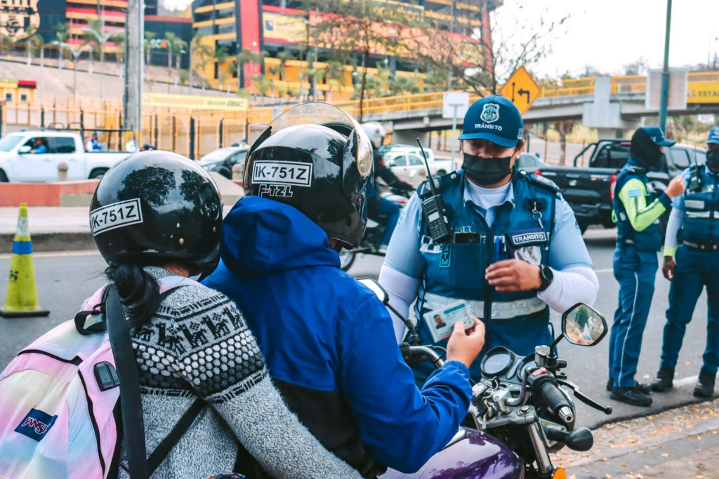 Nueva multa en Guayaquil $94 por no usar casco en motocicletas