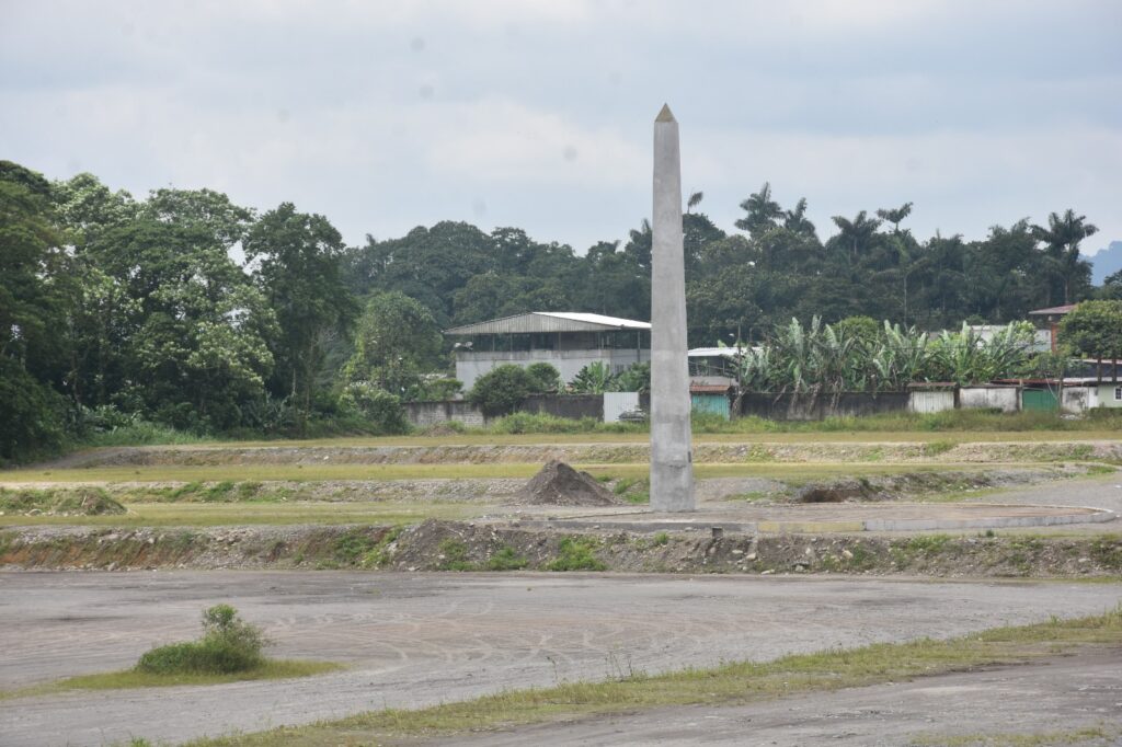 Santo Domingo de los Tsáchilas tiene su propio obelisco, el cual mide 20 metros de altura
