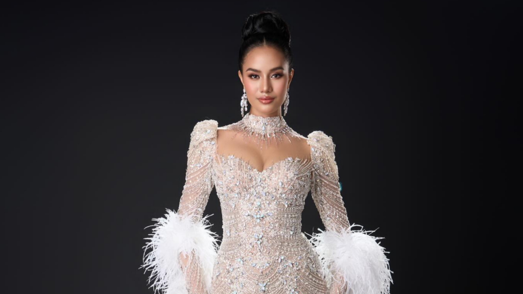 Suchata Chuangsri le da su primera corona de Miss World a Tailandia