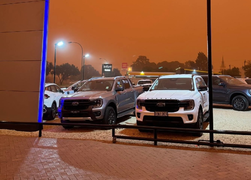 Una intensa tormenta de polvo azotó el sureste de Australia cubriendo ciudades como Sídney y Orroroo con un cielo naranja.