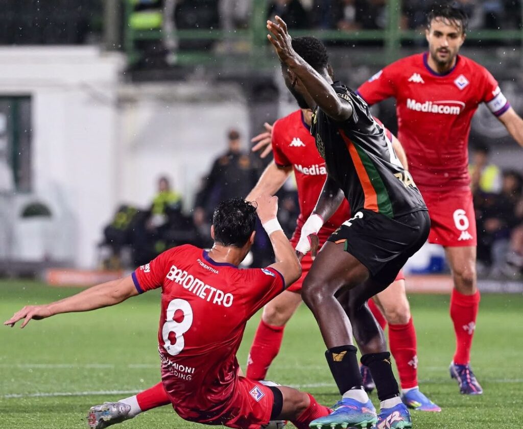 Venezia con John Yeboah supera a Fiorentina y toma aire en la lucha por no descender