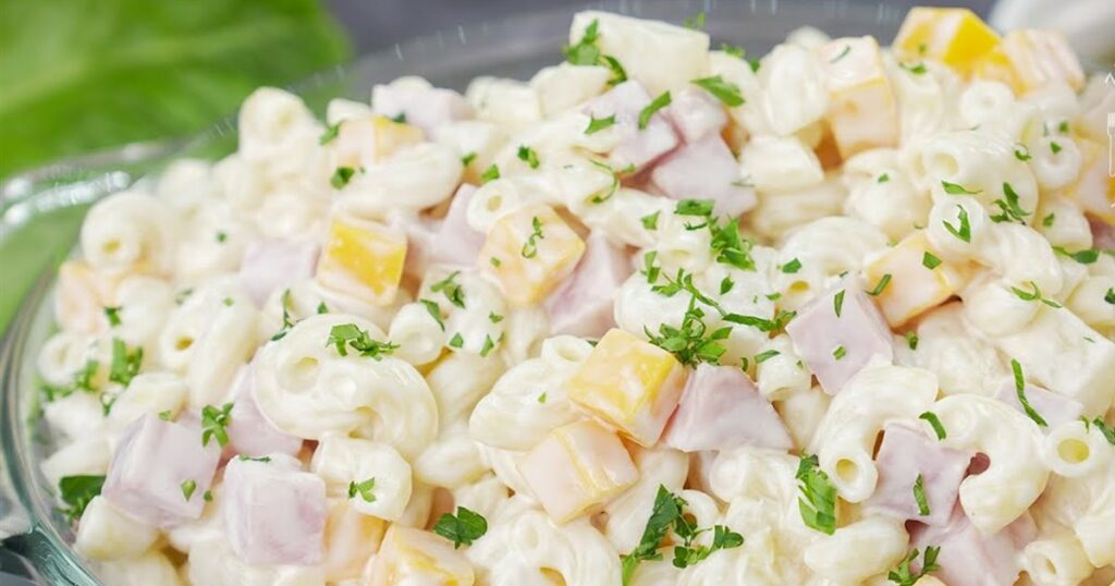 Esta receta de ensalada de coditos es todo lo que necesitas para tu próxima reunión