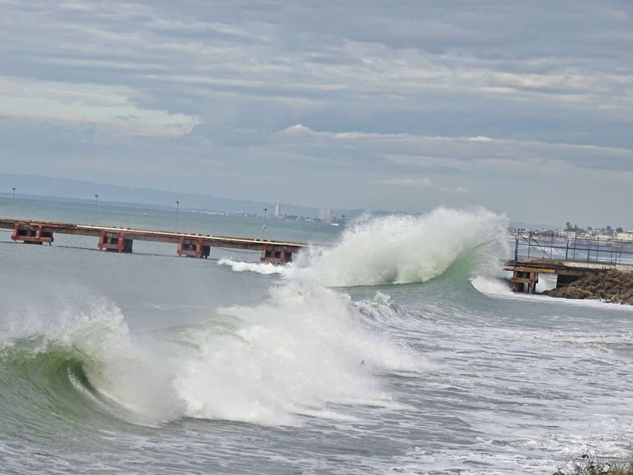 Autoridades recomiendan precaución ante oleaje en perfil costero del Ecuador durante el feriado