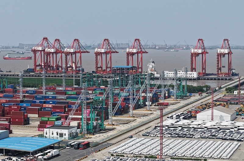 El Puerto de Shanghái continúa liderando el comercio marítimo mundial, y su nueva conexión con América Latina a través de Chancay promete fortalecer los lazos comerciales entre Asia y la región.