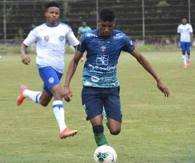 El cantante puertorriqueño Bad Bunny y el actor Adam Sandler, en una escena de Juego de Locura 2.
