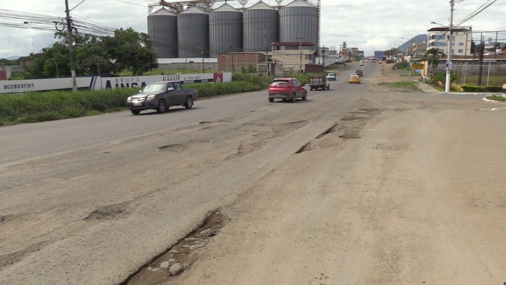 Escasez de asfalto en Ecuador obliga a implementar bacheo en frío