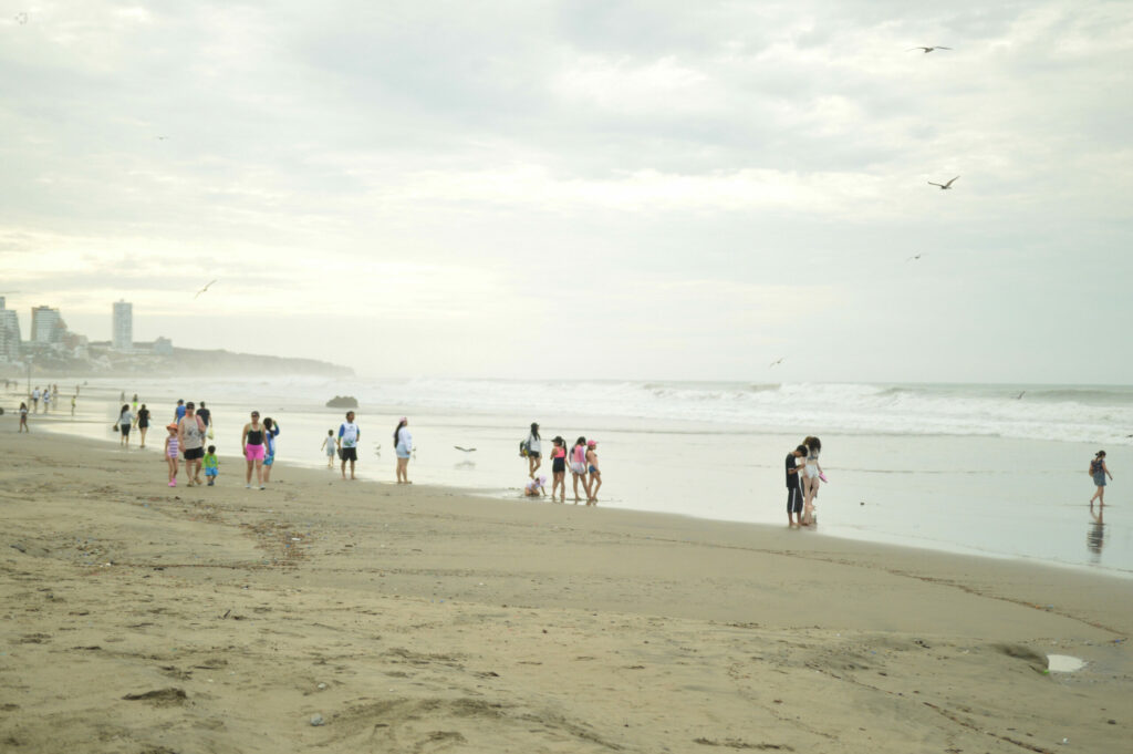 Clima en Ecuador: Un jueves con Costa fresca, lluvias en la Sierra y Amazonía bajo alerta