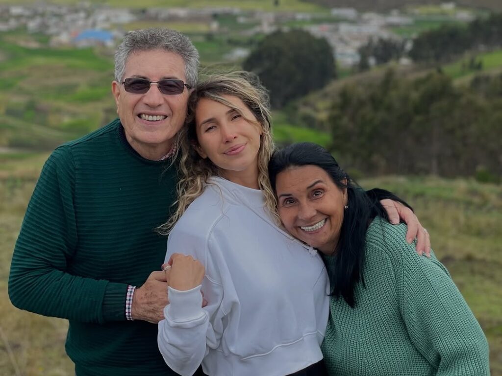 Ana Paula Buljubasich muestra una sonrisa junto a su familia, "intentamos seguir adelante por ti, mamá"