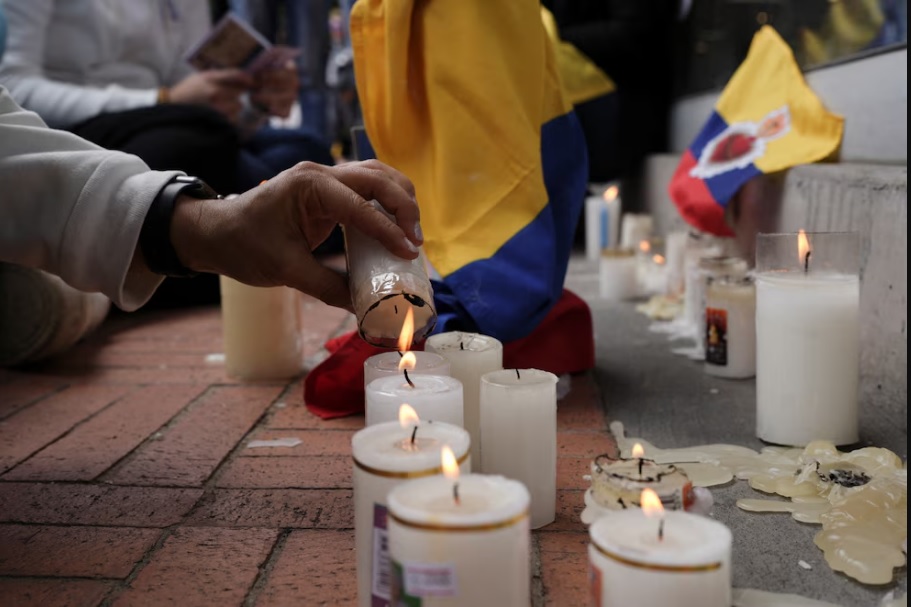Simpatizantes, amigos y familiares del senador Miguel Uribe llegan hasta la casa de salud para rezar por su recuperación. FOTO: REUTERS.
