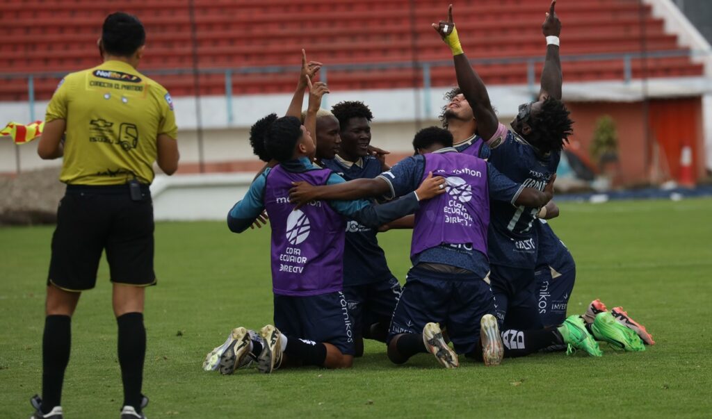 Cuenca Juniors avanza en penales y hace historia.