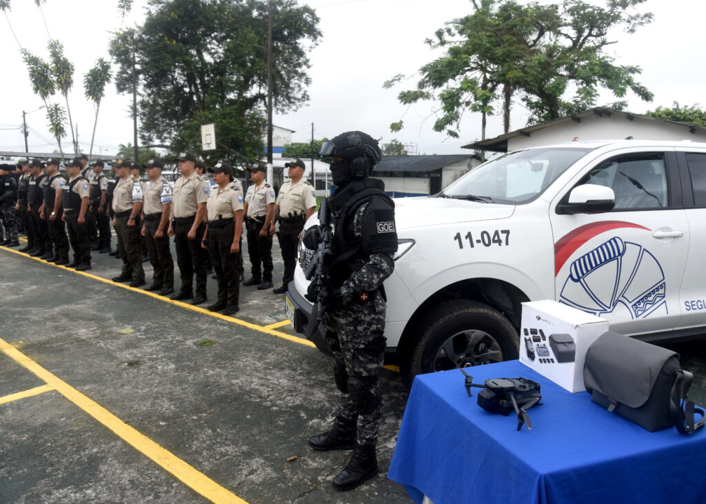 Dos camionetas y un dron fueron entregados a la Policía para vigilar la vía Alóag-Santo Domingo