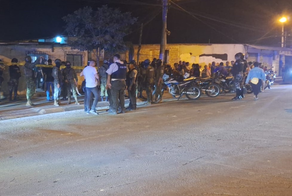 Dos mujeres asesinadas y una tercera logró escapar es el resultado de un ataque armado perpetrado la noche de este lunes 30 de junio.