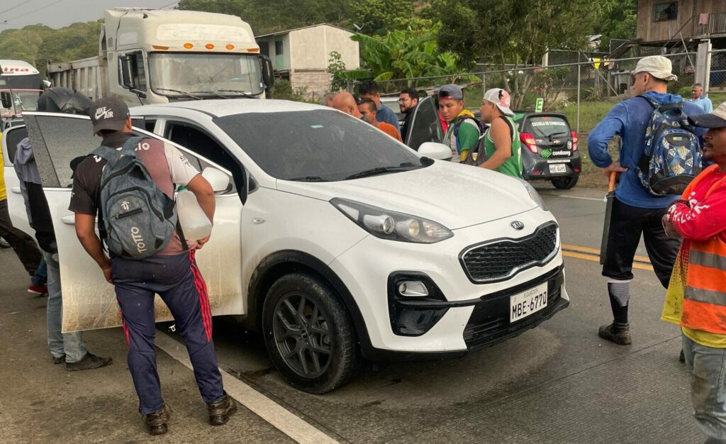 El carro en el que viajaba el secretaio de la Fiscalía quedó con varios orificios de proyectiles.
