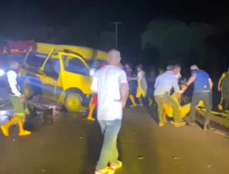 El choque frontal entre una furgoneta y una camioneta doble cabina dejó un saldo de cinco personas fallecidas y una herida.