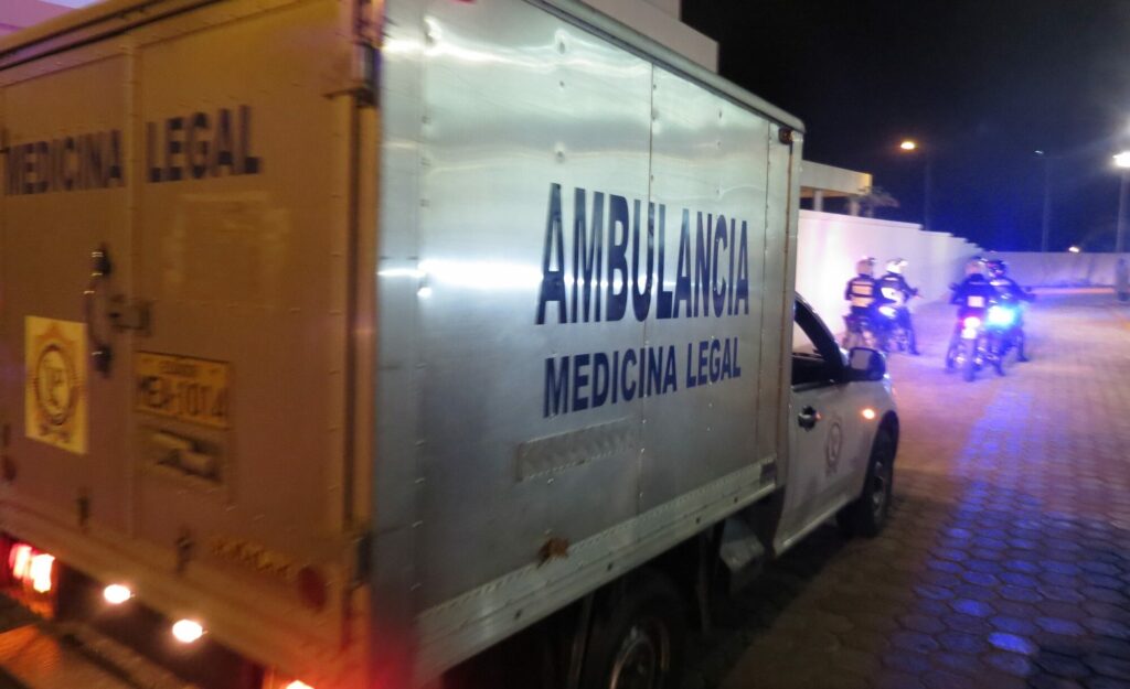 El cuerpo del policía asesinado de varios disparos fue llevado al centro forense para la autopsia.