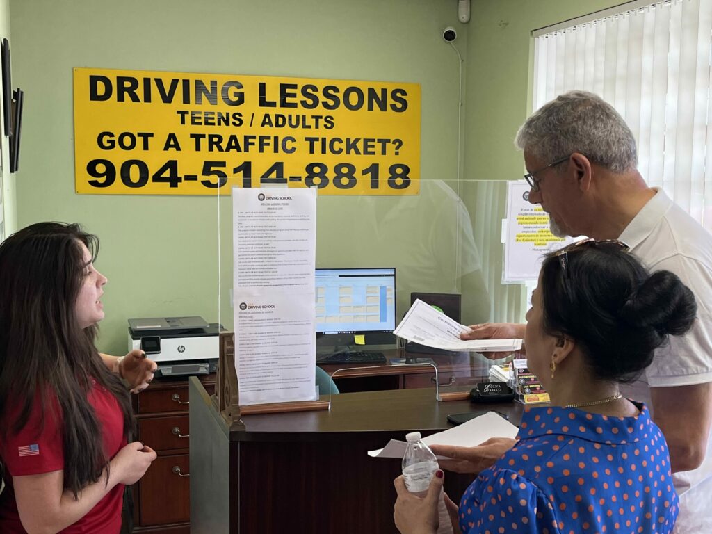 el proceso incluye un curso de alcohol y drogas, un requisito obligatorio en Florida para obtener por primera vez una licencia de conducir Clase E (vehículos personales).