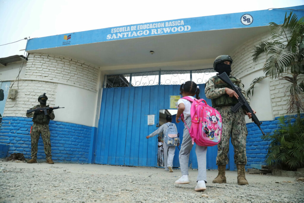 En Ecuador, 520 maestros denuncian extorsiones la delincuencia afecta gravemente al sector educativo