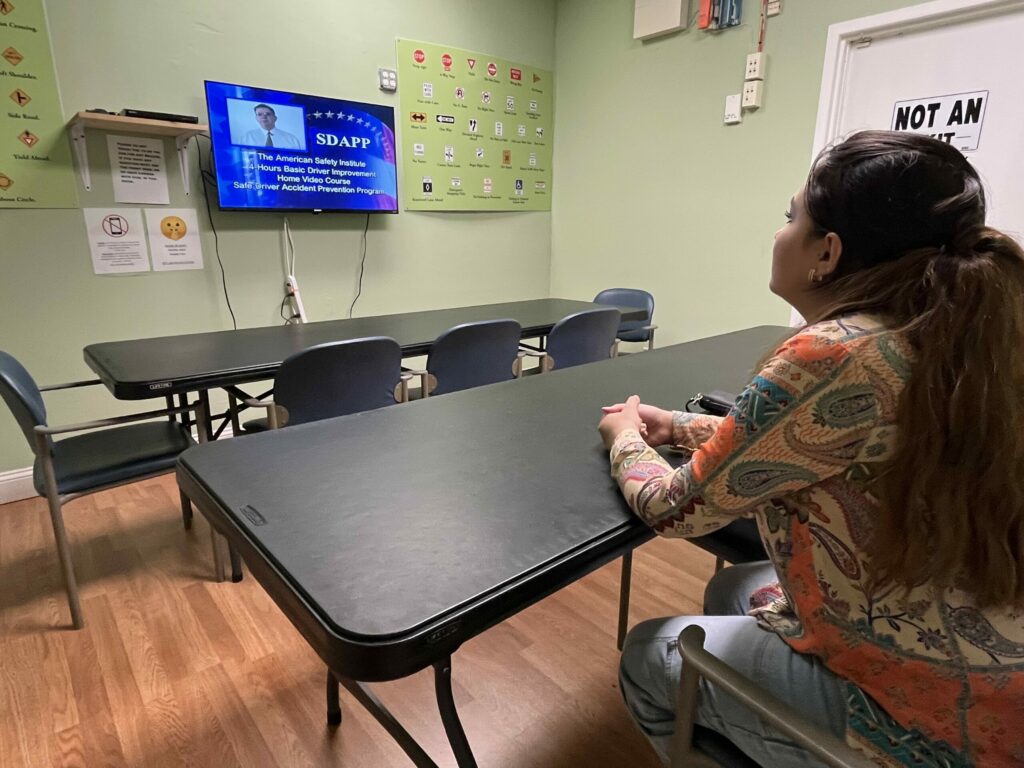 En un país donde todo se mueve sobre ruedas, contar con una licencia de conducir puede ser el primer paso hacia la estabilidad.