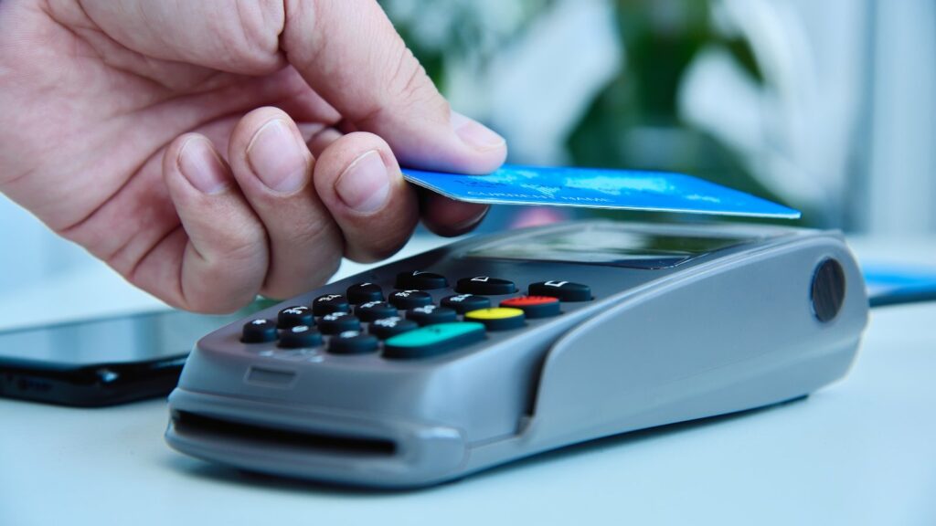 El aumento en el uso de tarjetas de crédito refleja un cambio en los hábitos de consumo, pero también un desafío para los usuarios.
