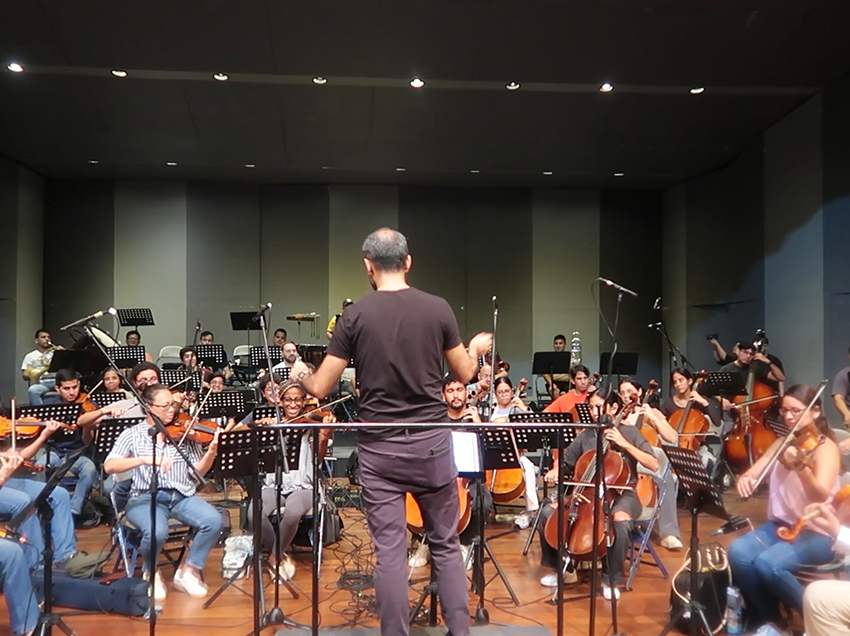 La Orquesta Filarmónica Municipal de Guayaquil y la banda Droz presentan una versión sinfónica de “Sangre de Campeón”.