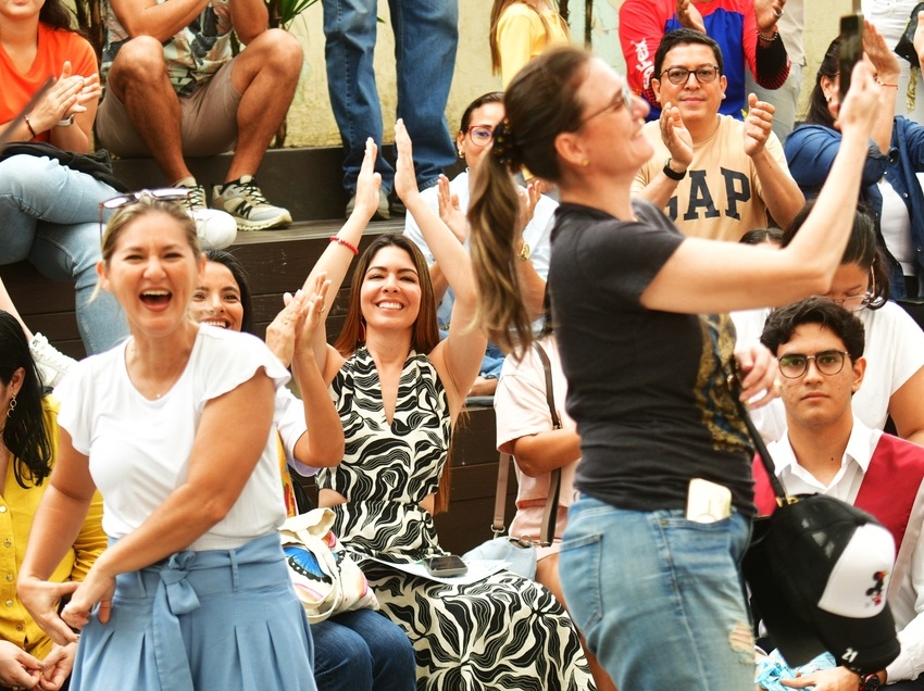 Ocho escenarios, más de 300 artistas y miles de asistentes convirtieron el centro de Guayaquil.