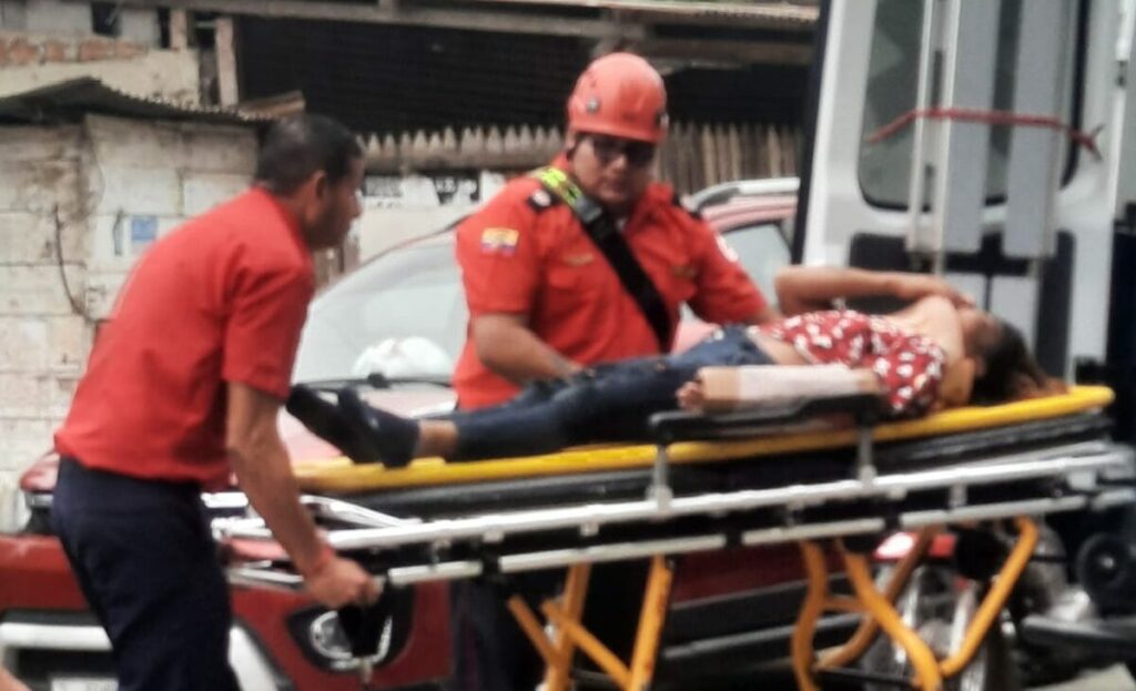 La mujer herida tuvo que ser trasladada a una casa de salud para descartar lesiones.