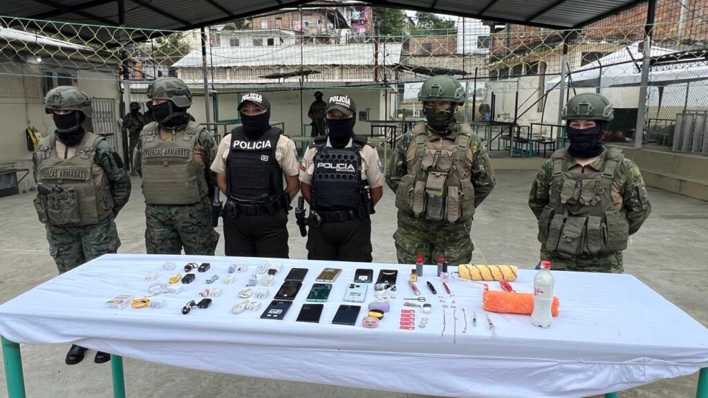 Los artículos decomisados en la cárcel de mujeres en Portoviejo quedaron bajo custodia policial.