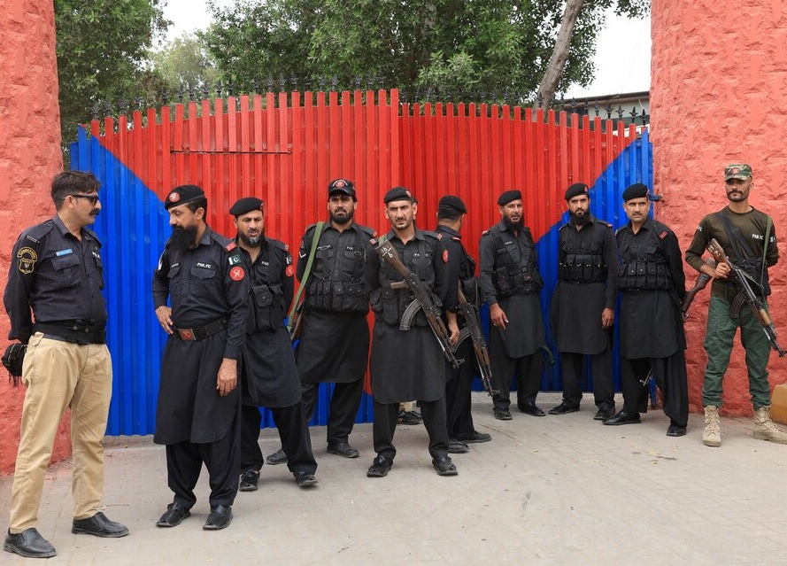 Más de 200 reclusos escaparon de la prisión de Malir, en Karachi, Pakistán, tras un sismo leve que llevó a su evacuación temporal,