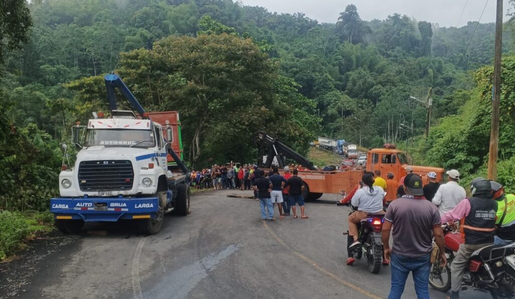 Vuelco de camión deja dos muertos en la vía El Carmen – Buena Fe