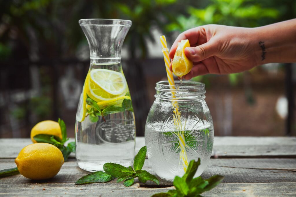 Beneficios reales del agua con limón en ayunas según expertos en salud