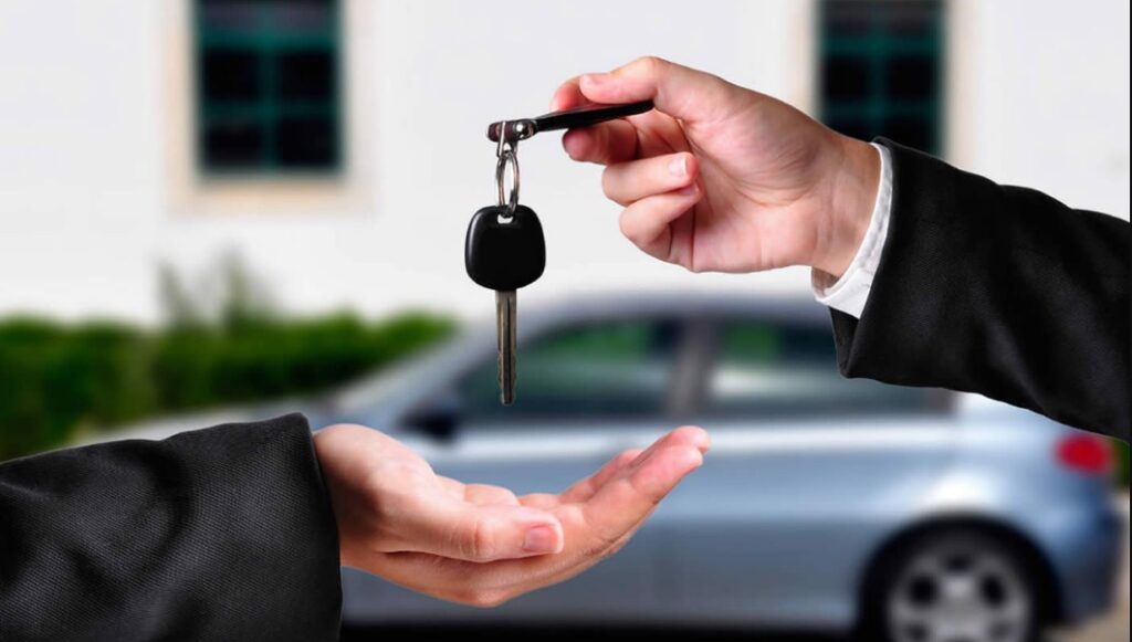 Para solicitar un crédito vehicular, es fundamental evaluar la salud financiera, que incluye ingresos estables, gastos controlados y un fondo de emergencia equivalente a tres o seis meses de gastos.