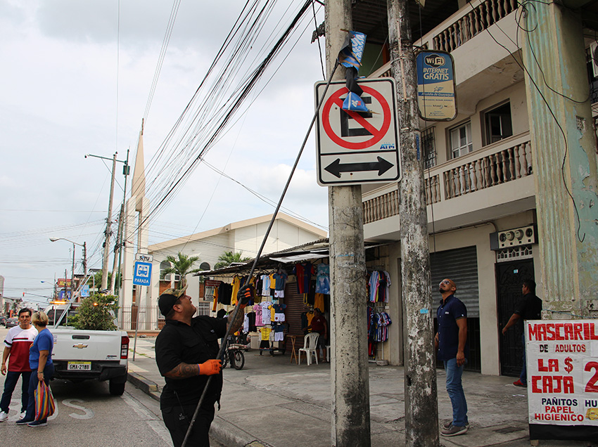 Las sanciones por el no retiro de las pancartas electorales pueden alcanzar hasta 20 Salarios Básicos Unificados .