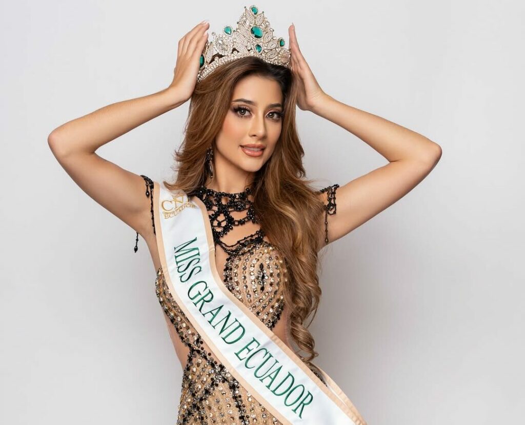 Samantha Quenedit es coronada Miss Grand Ecuador 2025 durante la preliminar de Miss Universo Ecuador