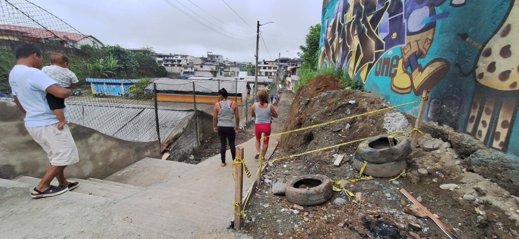 Adoquinado inconcluso afecta a estudiantes y comerciantes en calle Río Cajones