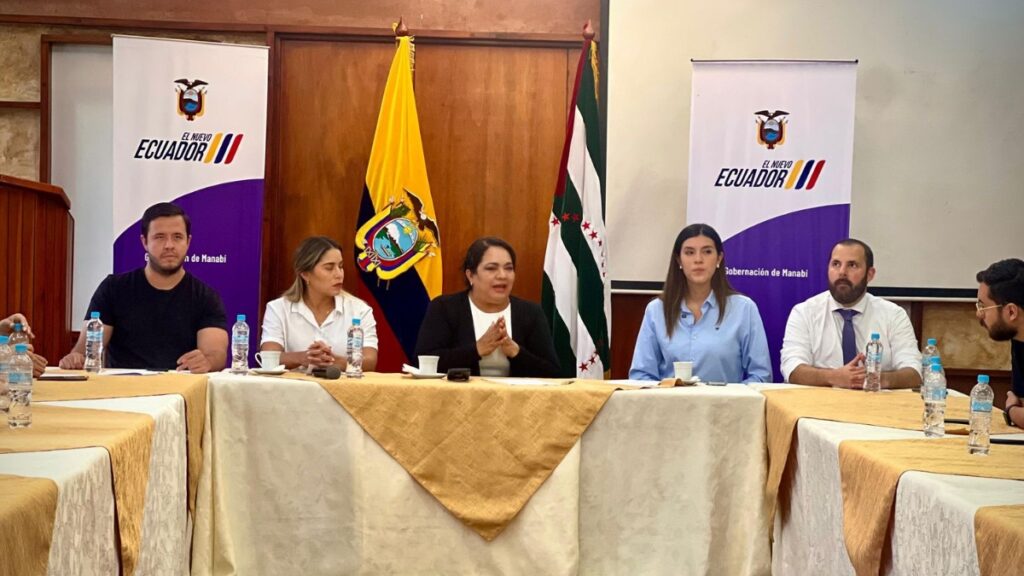 Autoridades de varias entidades del Gobierno y legisladores se unen para promover proyectos a favor del desarrollo de Manabí. (Cortesía).