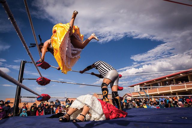 En Bolivia, las cholitas luchadoras son mujeres indígenas que practican la lucha libre profesional, vistiendo sus trajes tradicionales.