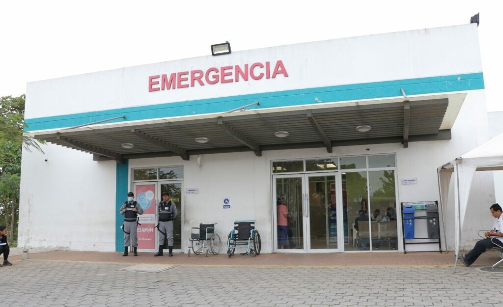 El menor permanece en el Hospital Básico El Carmen.