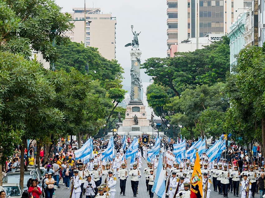 Más de 15.000 estudiantes participaron este sábado en un desfile cívico en el centro de Guayaquil por el aniversario 490 de fundación.