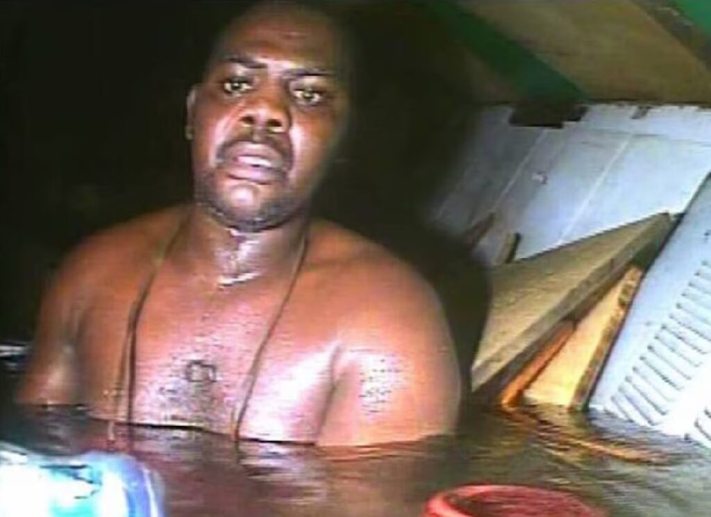 Harrison Okene, un cocinero nigeriano, sobrevivió tres días atrapado bajo el agua a 30 metros de profundidad.
