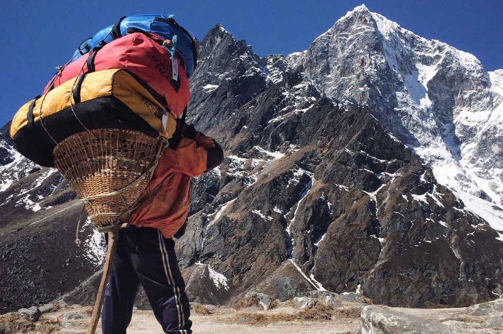 Los sherpas de Nepal, reconocidos mundialmente por su experiencia en las alturas del Himalaya, continúan siendo fundamentales